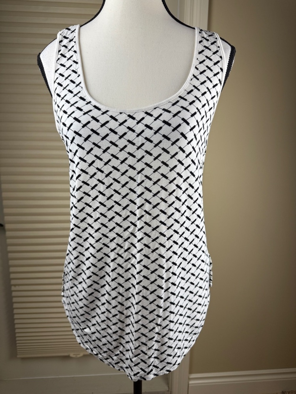 Reitmans Tank Top Women's M Black White Geometric Sleeveless Hi Low